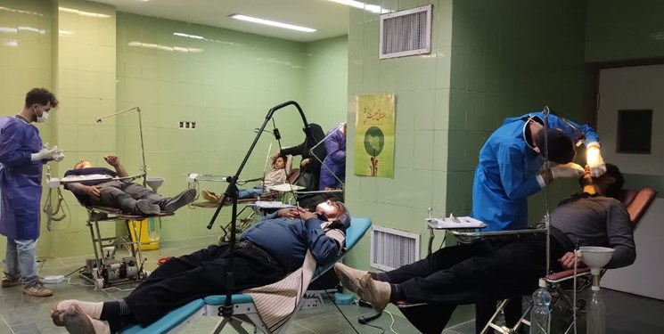 ارائه خدمات دندان‌پزشکی به کوهرنگی ها توسط گروه جهادی امام حسین(ع)
